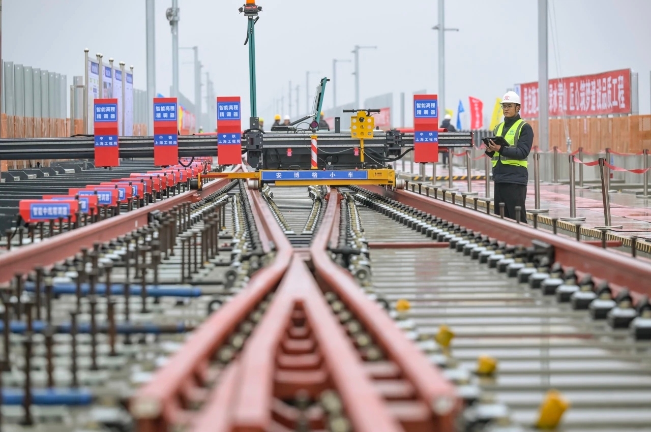 中铁上海局自主研制的高铁无砟道岔智能精调装备投入使用