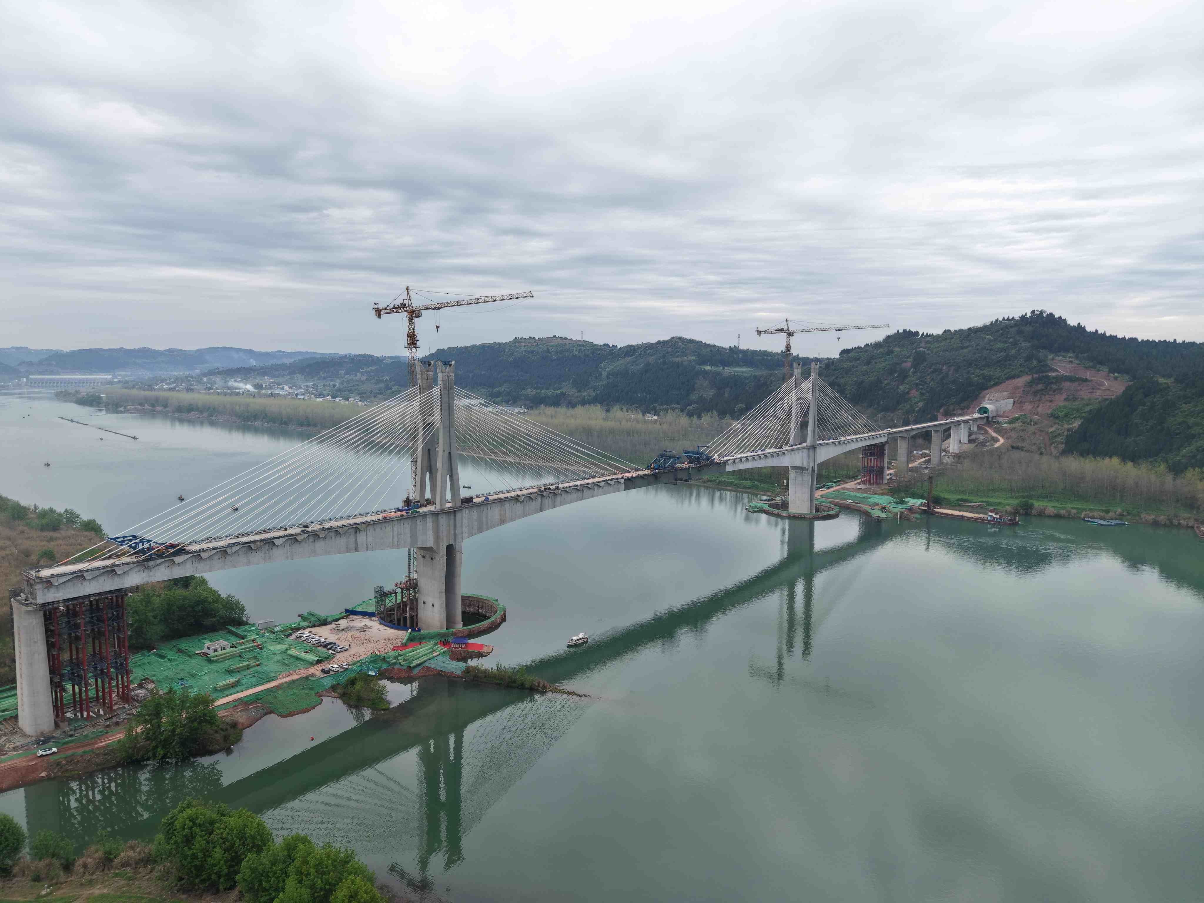 成达万高铁南充嘉陵江特大桥合龙