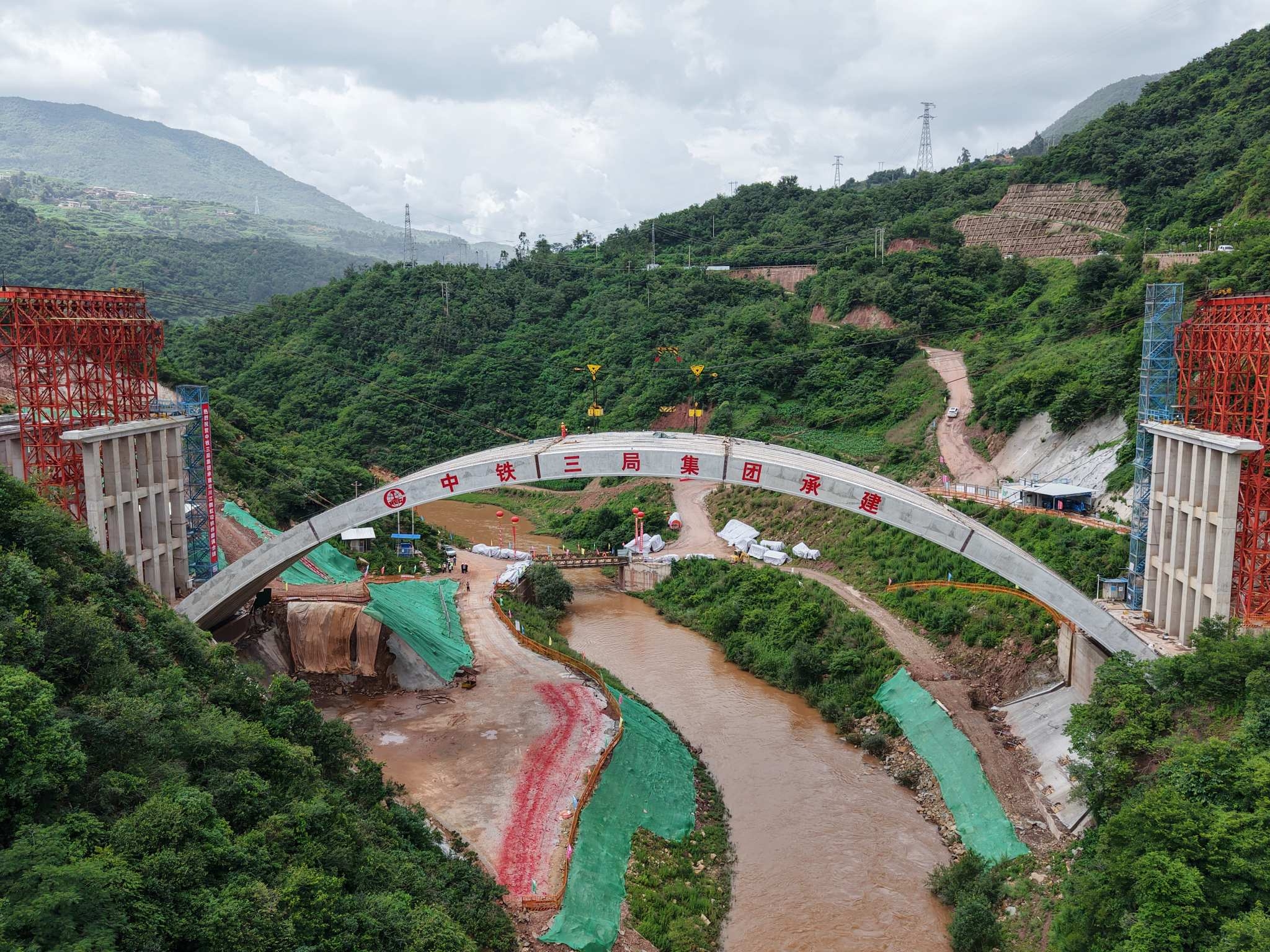滇中引水工程楚雄段最大跨度倒虹吸拱桥合龙