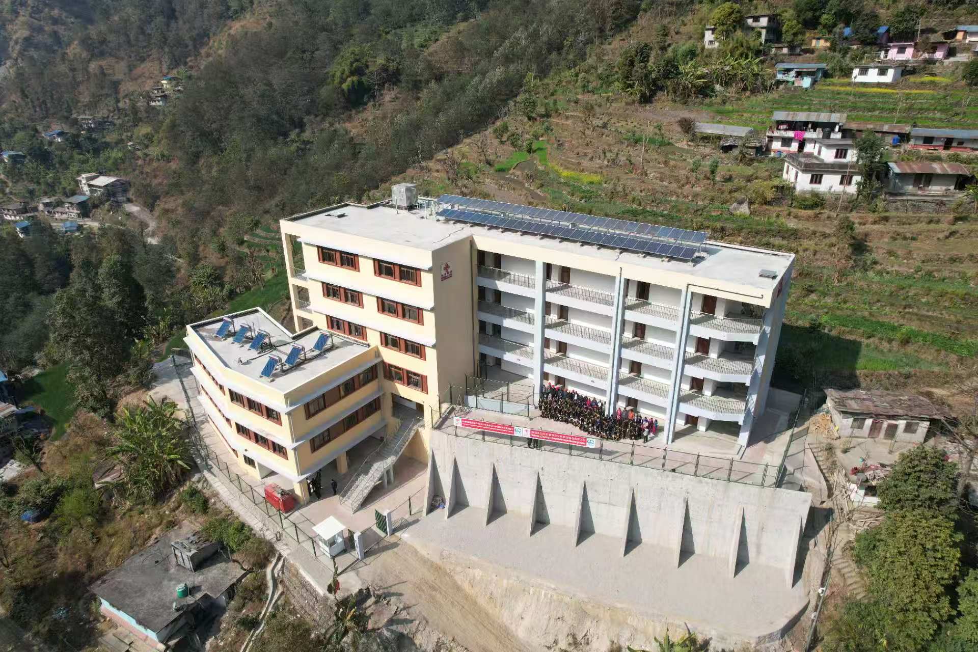 尼泊尔辛杜巴尔乔克县新校园通过竣工验收